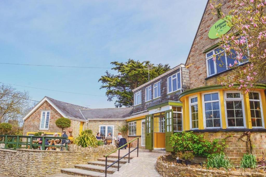 Lemon Tree Inn - Newly Refurbished Coastal Stay Swyre Exterior photo
