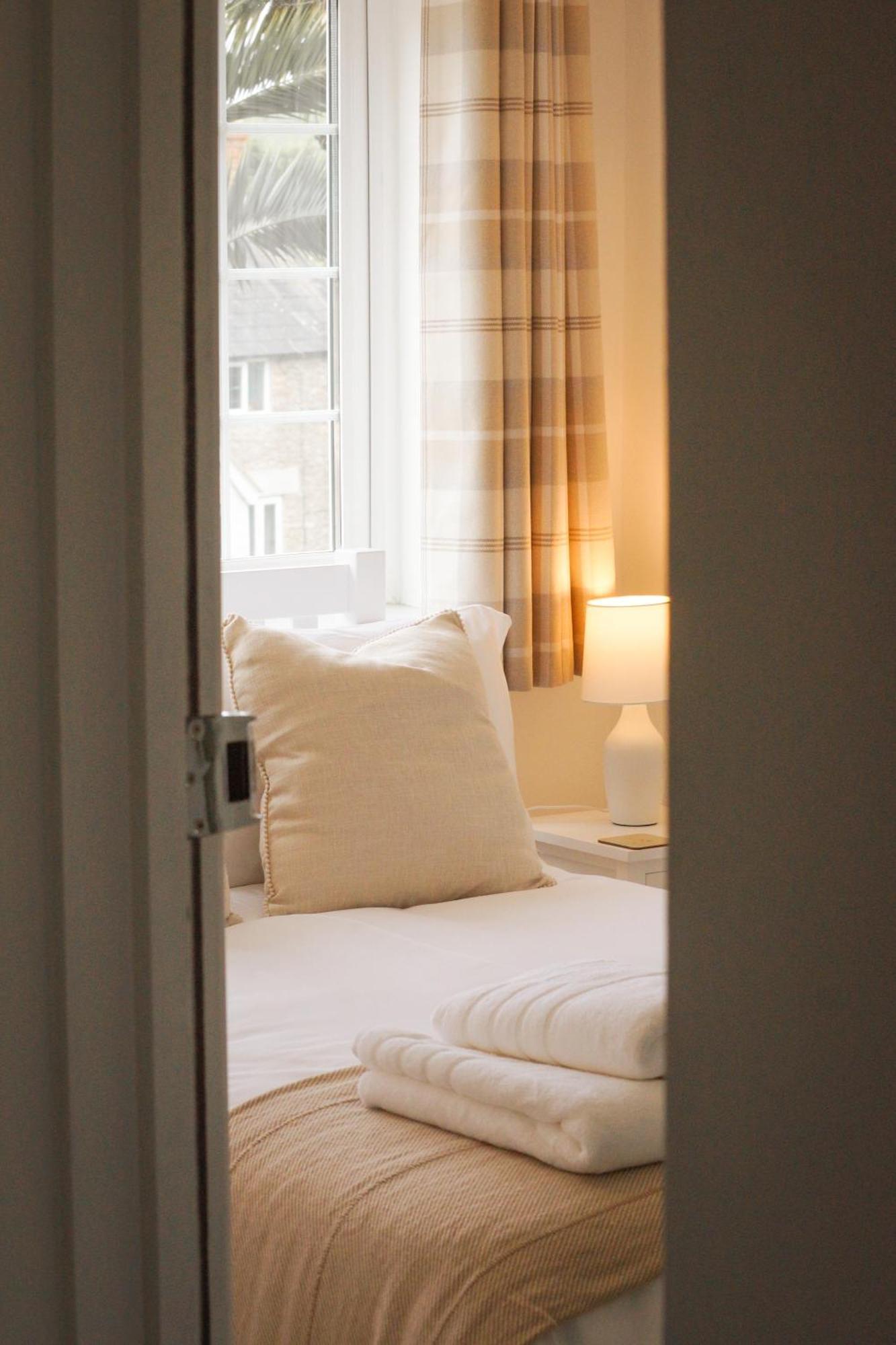 Lemon Tree Inn - Newly Refurbished Coastal Stay Swyre Exterior photo